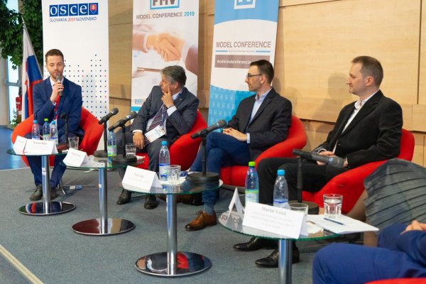 Možnosť stretnúť sa s Organizačným tímom Modelovej konferencie