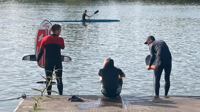 Skupinový pumpfoilsurfing 4 osoby.